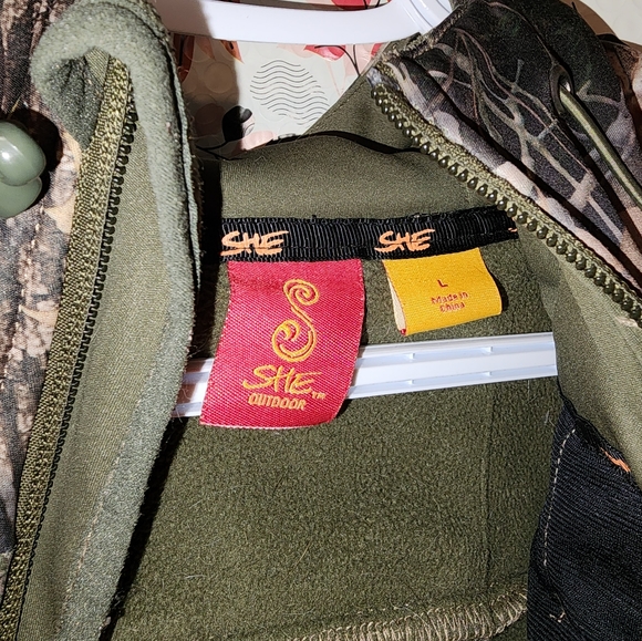 Camo SHE sweater - Picture 3 of 3